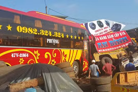 Xe cứu hộ kéo xe khách tông sập 2 nhà dân