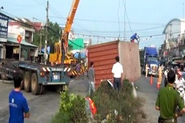 Tài xế ngủ gật, xe container tông thẳng vào nhà dân bên đường