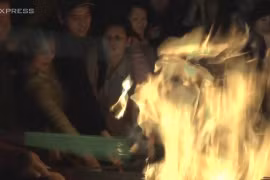 Người dân chạy rầm rập mang lửa về nhà cầu may