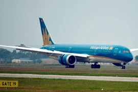 Máy bay Vietnam Airlines hạ cánh khẩn để cấp cứu hành khách