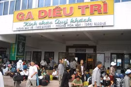 Hành khách đổ về nhà ga và bến xe trở vào Nam sau Tết Đinh Dậu 2017