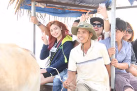 ​Độc đáo xe bò chở khách du lịch dọc bờ biển dịp Tết