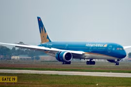 Máy bay Vietnam Airlines hạ cánh khẩn để cấp cứu hành khách