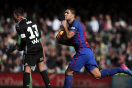 Suarez bỏ xa Ronaldo trên đường đua Giày Vàng châu Âu