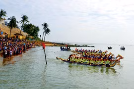 Sôi nổi lễ hội đua thuyền ở Cửa Tùng