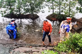 Thừa Thiên-Huế: Cảnh sát Giao thông cứu 2 mẹ con chẳng may lao xe máy xuống vực sâu