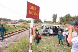 Tàu lửa tông ô tô văng xuống ruộng, 8 người thương vong
