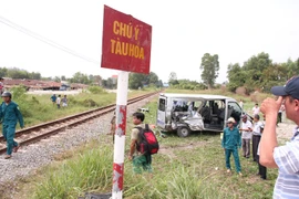 Tàu lửa tông ô tô văng xuống ruộng, 8 người thương vong