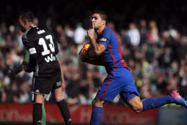 Suarez bỏ xa Ronaldo trên đường đua Giày Vàng châu Âu