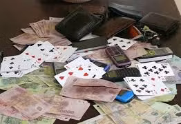 Tạm giữ 12 người đánh bài ăn tiền