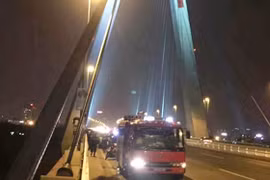 Đi vệ sinh trên cầu Nhật Tân, người đàn ông rơi xuống sông Hồng mất tích