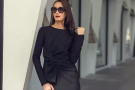 Lê Thúy "huyền bí" với sắc đen đầu năm mới