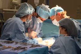 Phẫu thuật tái tạo xương hàm mặt từ xương mác dưới chân bệnh nhân