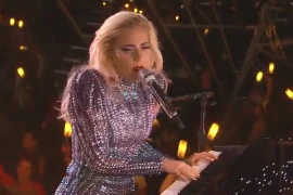 Lady Gaga đu dây biểu diễn tại Super Bowl