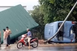 Xe khách nổ lốp, lật nhào vào nhà dân