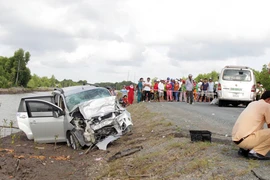 Hai ô tô đối đầu, 11 người bị thương