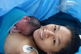 Bác sĩ ngỡ ngàng đón bé gái nặng 3,7 kg chào đời trong túi ối