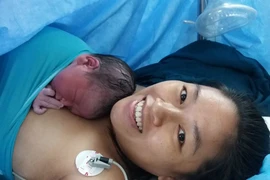 Bác sĩ ngỡ ngàng đón bé gái nặng 3,7 kg chào đời trong túi ối