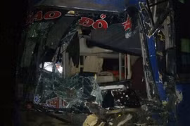 Xe khách chở 30 người mất phanh khi đổ đèo Lò Xo