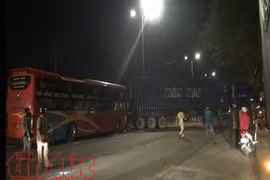 Xe khách lao đầu vào đuôi xe container, hành khách hoảng loạn