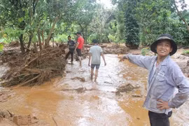 Vỡ liên hoàn 7 hồ chứa nước, nhiều tài sản của người dân bị cuốn trôi
