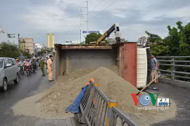 Tránh xe máy, xe ben lật ngang trên cầu vượt