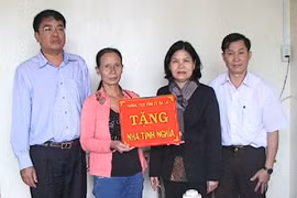 Bàn giao Nhà tình nghĩa cho gia đình có công cách mạng ở Chư Pah