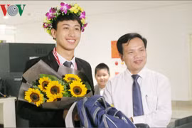 Ước mơ của chàng trai mất cha, 2 lần giành HCV Olympic Vật lý quốc tế