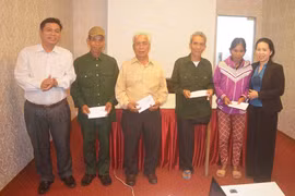 Gặp mặt đoàn đại biểu dự Hội nghị biểu dương người có công tiêu biểu toàn quốc