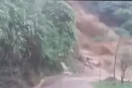 Lũ ống cuồn cuộn như thác đổ tràn xuống đường