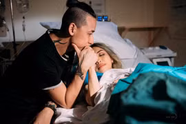 Khoảnh khắc người chồng cùng vợ vượt cạn lay động dân mạng