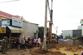 Một công nhân tử vong vì điện khi khoan cọc dưới mưa