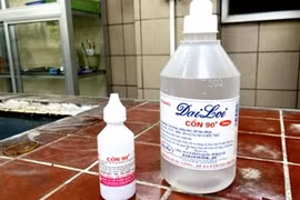 Thiệt mạng vì nghiện rượu, mua cồn y tế uống