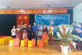 Tặng quà cho gia đình chính sách và hộ nghèo tại xã Ia Phang