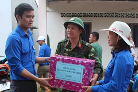 Bí thư Trung ương Đoàn thăm và tặng quà thanh niên tình nguyện hè