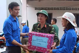 Bí thư Trung ương Đoàn thăm và tặng quà thanh niên tình nguyện hè