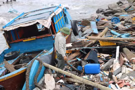 Quảng Bình: Ngư dân tan tác sau bão số 2, 46 tàu tiền tỷ bị phá hủy