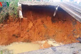 Lâm Đồng: Lũ quét làm sập cầu, 20 hộ dân bị cô lập