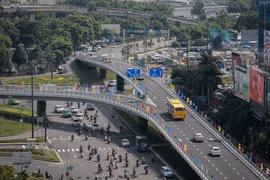 Cầu vượt vào sân bay Tân Sơn Nhất thông thoáng ngày khánh thành
