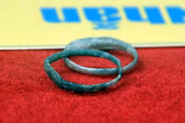 Cặp nhẫn bằng vỏ đạn trong hố chôn liệt sĩ ở sân bay Biên Hòa