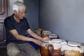 Chân tình từ những ché rượu "lẩu siêu"