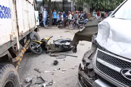 Xe "điên" đại náo trên phố, người đi đường văng tứ tung