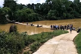 3 mẹ con chạy xe máy qua cầu tràn, bị nước lũ cuốn mất tích