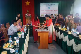 Phú Thiện trao 12 sổ tiết kiệm cho gia đình chính sách