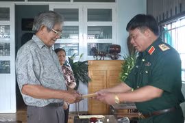 Thăm, tặng quà các đồng chí nguyên thủ trưởng Bộ Tư lệnh Quân khu 5