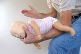 Bé 2 tháng tuổi ngưng tim ngưng thở do ăn bánh