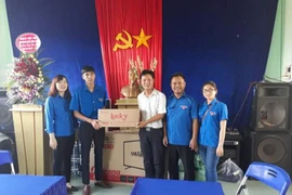 Tặng quà cho học sinh tại Kông Chro