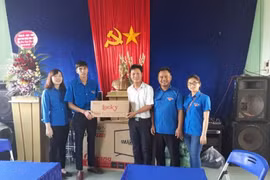 Tặng quà cho học sinh tại Kông Chro