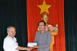 Ban Liên lạc trao quà cho huyện Kbang