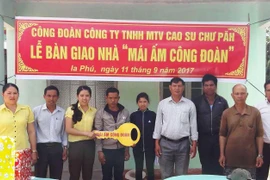 Cao su Chư Păh: Trao nhà "mái ấm Công đoàn"